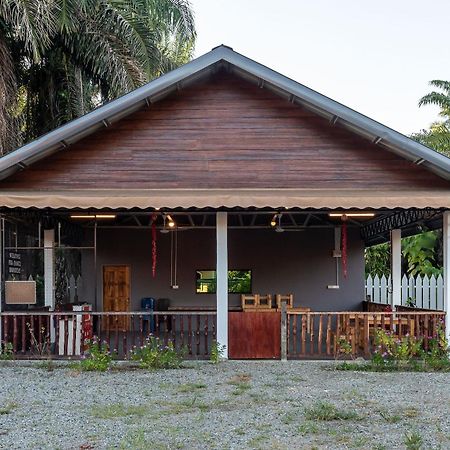 Oyo 90149 Pua Family Semporna Hotel Exterior photo